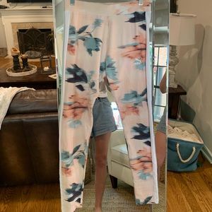 pink leggings with abstract detail & white stripe